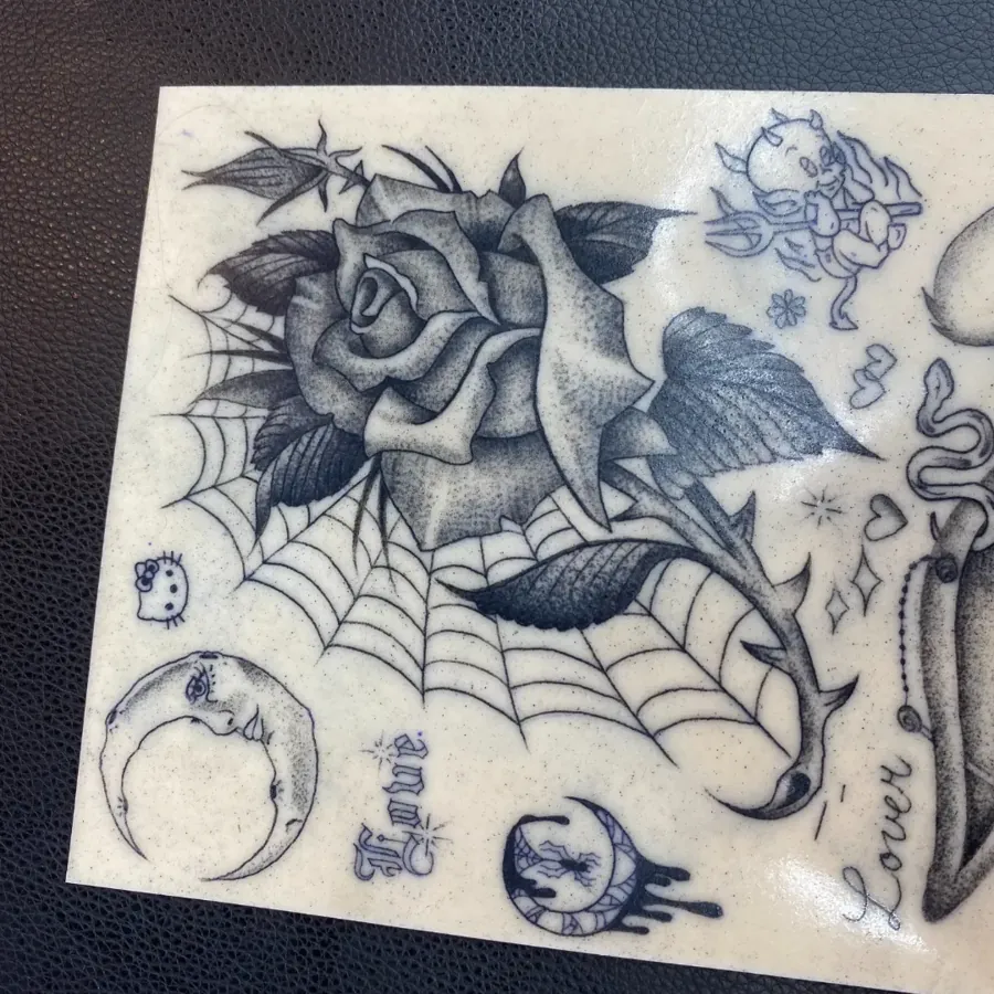 Übungsplatte aus Kunsthaut mit mehreren kleinen Motiven, gestochen im Studio