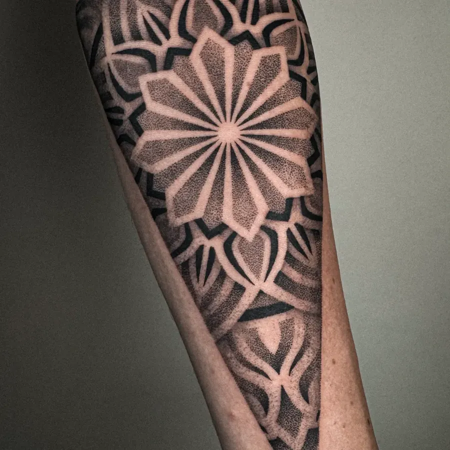 Geometrisches Tattoo auf einem Unterarm, gestochen von Marty bei Golden Geometry