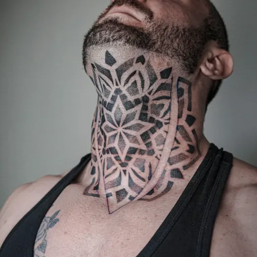 Geometrisches Tattoo von Marty am Hals