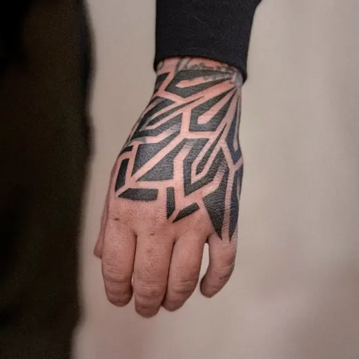 Geometrisches Tattoo von Marty auf einer Hand