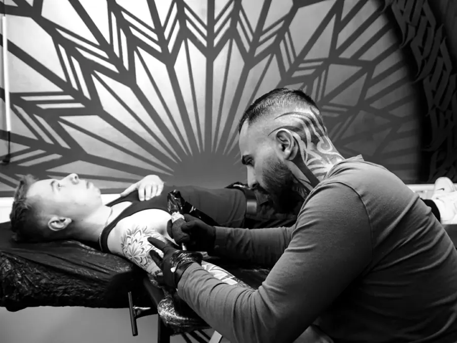 Marty tätowiert im Studio Golden Geometry
